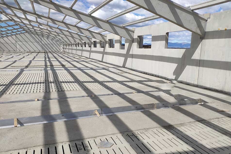 Slat Beton: Ningkatake Kebersihan lan Kesejahteraan Kewan ing Fasilitas Peternakan